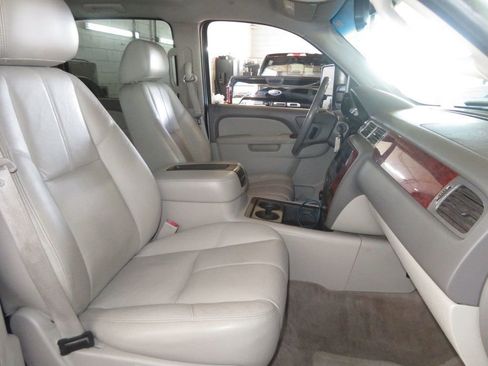 Used 2010 GMC Yukon XL SLT w/ SLT-2 Equipment Package image 39