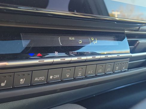 Used 2025 Toyota Sienna Platinum image 27