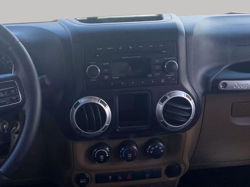 Used 2012 Jeep Wrangler Unlimited Rubicon w/ Connectivity Group AWD/4WD image 6