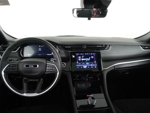 Used 2025 Jeep Grand Cherokee Altitude RWD image 33