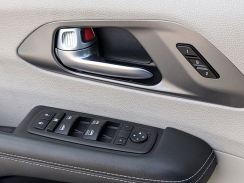 Used 2023 Chrysler Pacifica Touring-L image 25