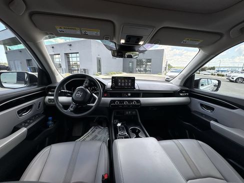 Used 2025 Honda Pilot Touring image 10