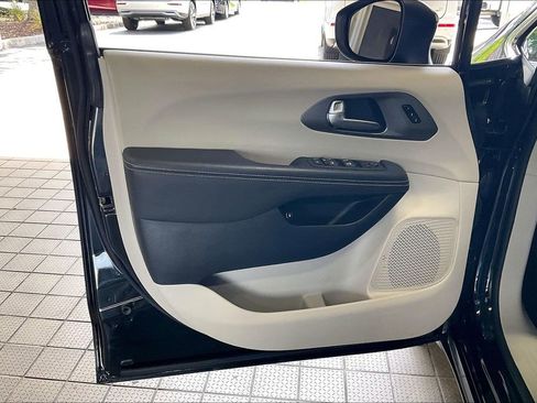 Used 2023 Chrysler Pacifica Touring-L FWD image 2