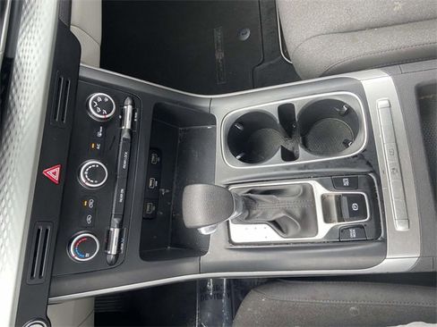 Used 2023 Kia Carnival LX image 17