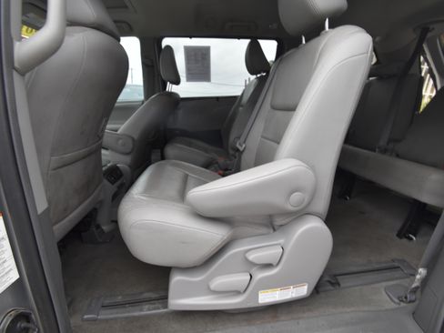 Used 2013 Toyota Sienna XLE w/ Entertainment Pkg FWD image 21