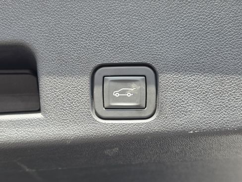 Used 2025 Chevrolet Traverse LT FWD image 16