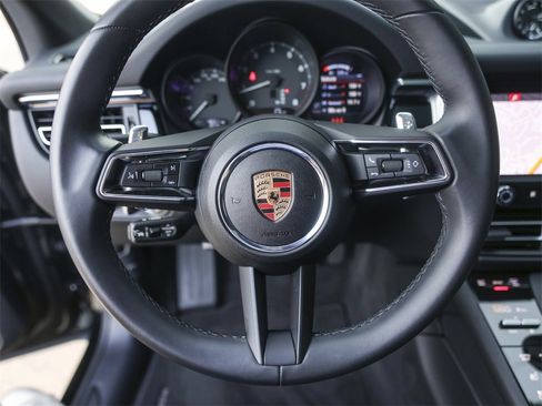 Used 2025 Porsche Macan image 17