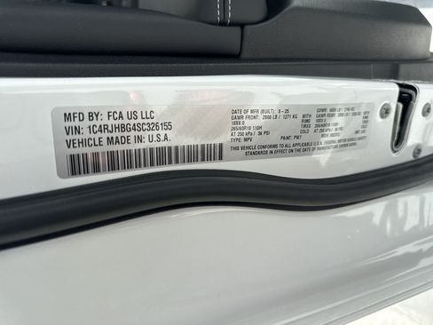 Used 2025 Jeep Grand Cherokee Limited AWD/4WD image 33