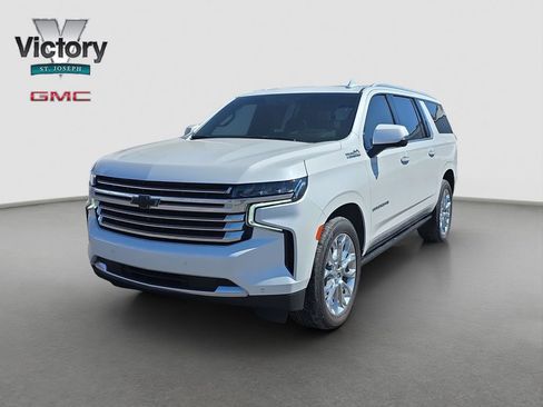 Used 2023 Chevrolet Suburban High Country AWD/4WD image 3