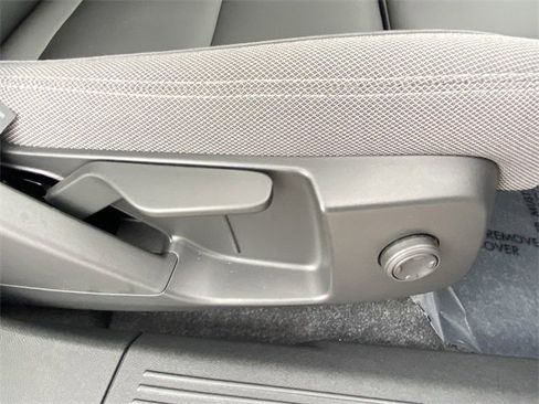 Used 2024 Volvo XC40 Recharge Core w/ Protection Package Premier image 13