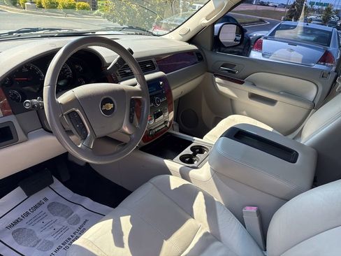 Used 2011 Chevrolet Suburban LT RWD image 10