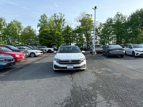 Used 2023 Volkswagen Jetta SE w/ Panoramic Sunroof Package FWD image 3