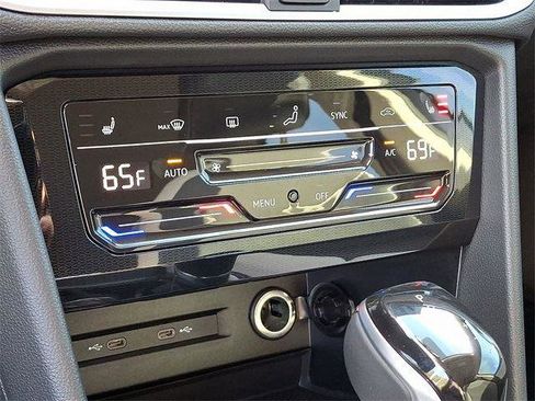 New 2025 Volkswagen Taos SE image 12
