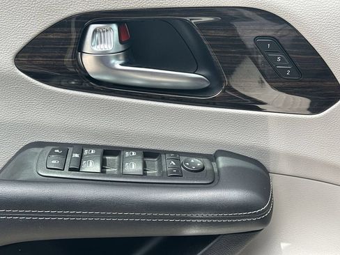 Used 2023 Chrysler Pacifica Limited FWD image 31