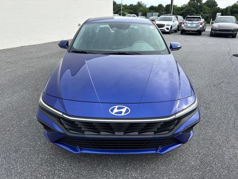 Certified 2025 Hyundai Elantra SE FWD image 2