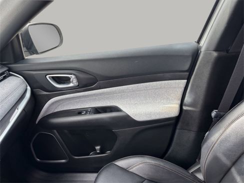 Used 2024 Jeep Compass Latitude image 14