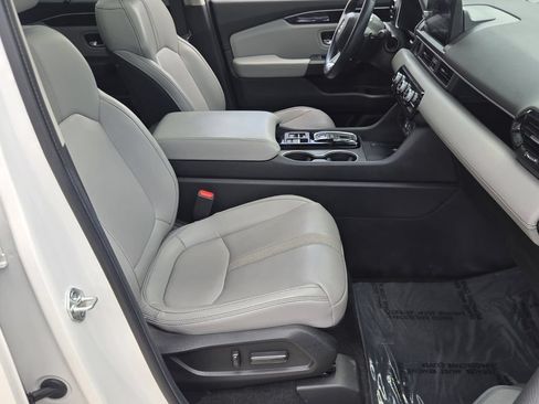 Certified 2025 Honda Pilot Touring image 17