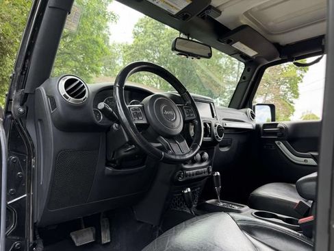 Used 2017 Jeep Wrangler Unlimited Sahara w/ Connectivity Group AWD/4WD image 18