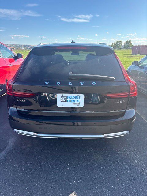 Used 2025 Volvo V90 B6 Cross Country Plus AWD/4WD image 2