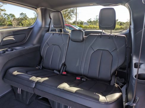 Used 2026 Chrysler Pacifica Select image 15