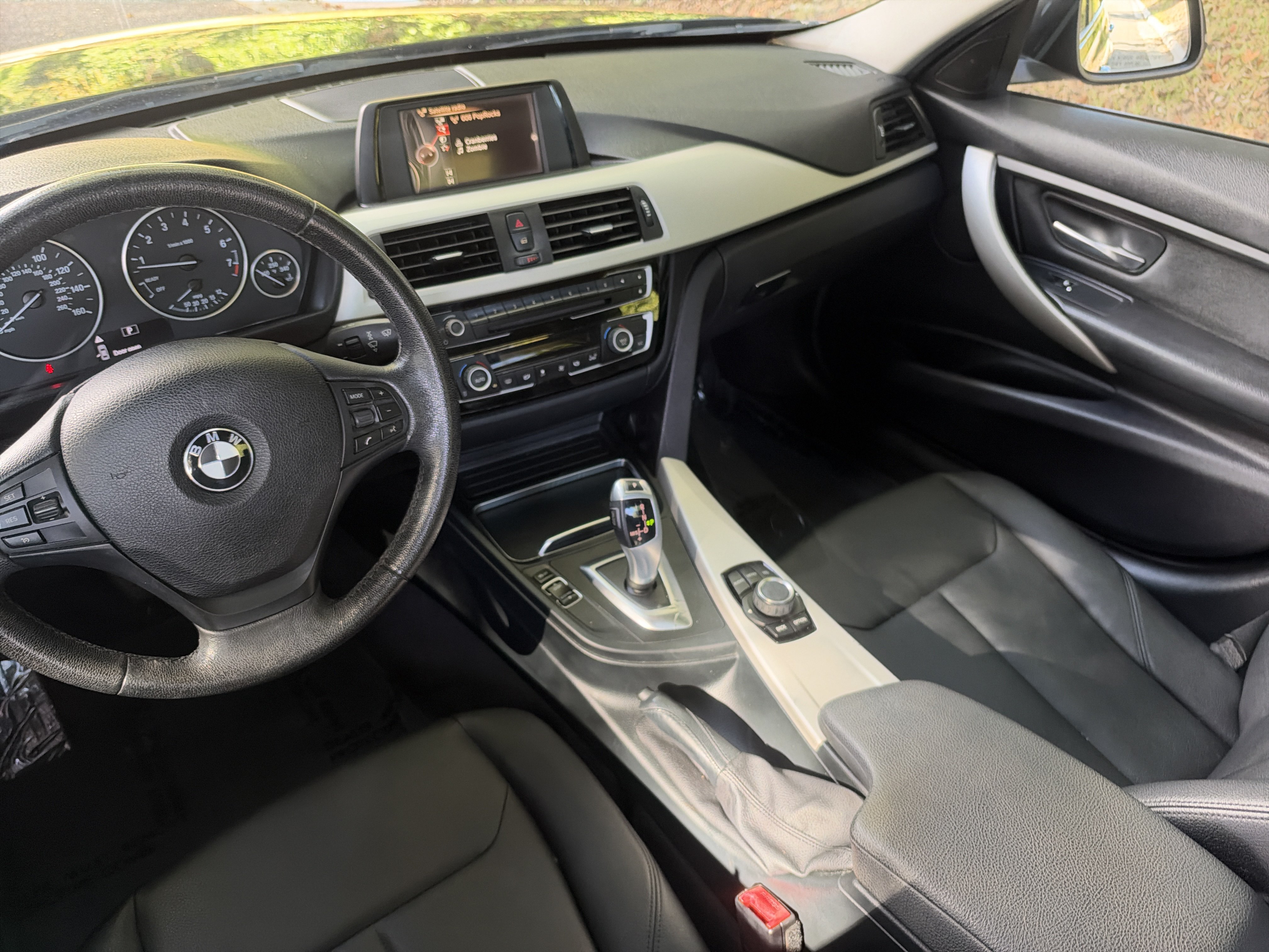 Used 2017 BMW 320i Sedan RWD image 18