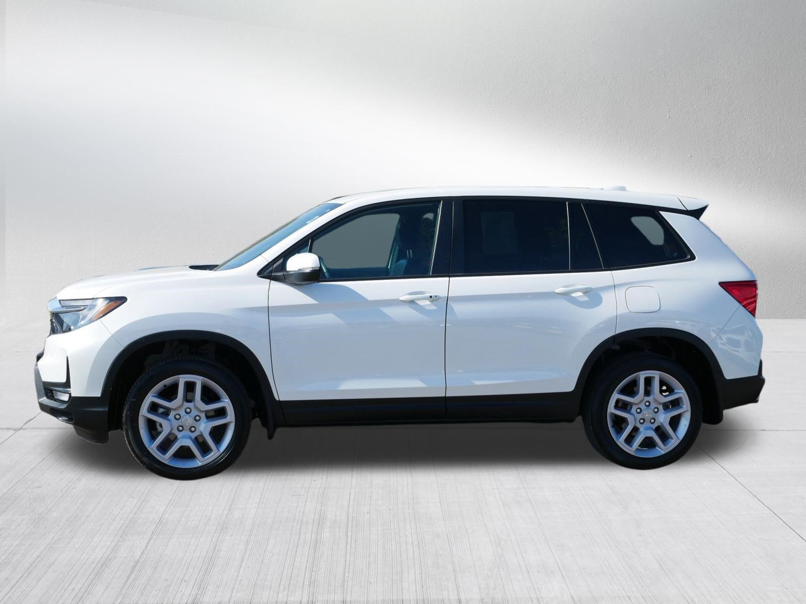 Used 2025 Honda Passport EX-L image 4