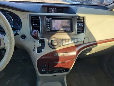 Used 2014 Toyota Sienna XLE image 26