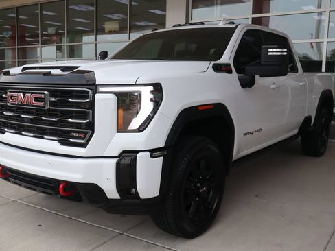 Used 2025 GMC Sierra 2500 AT4 AWD/4WD image 3