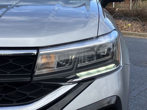 Used 2024 Volkswagen Taos SE image 5