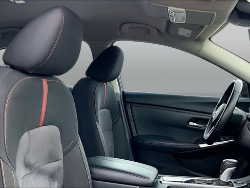 Certified 2025 Nissan Sentra SR FWD image 9