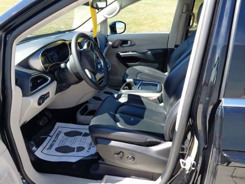 Used 2024 Chrysler Pacifica Touring-L image 14