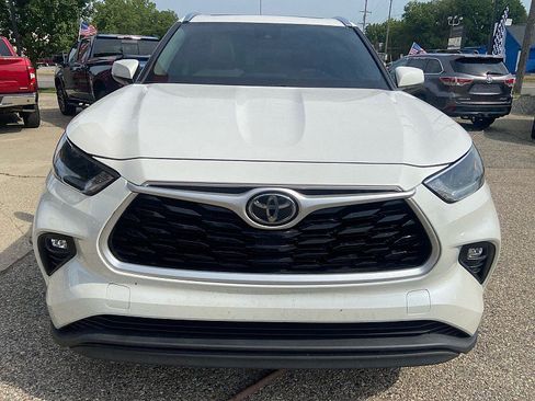 Used 2021 Toyota Highlander XLE AWD/4WD image 8