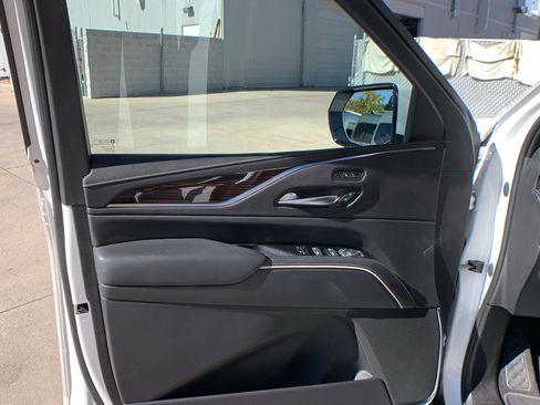 Used 2022 Cadillac Escalade Luxury image 10