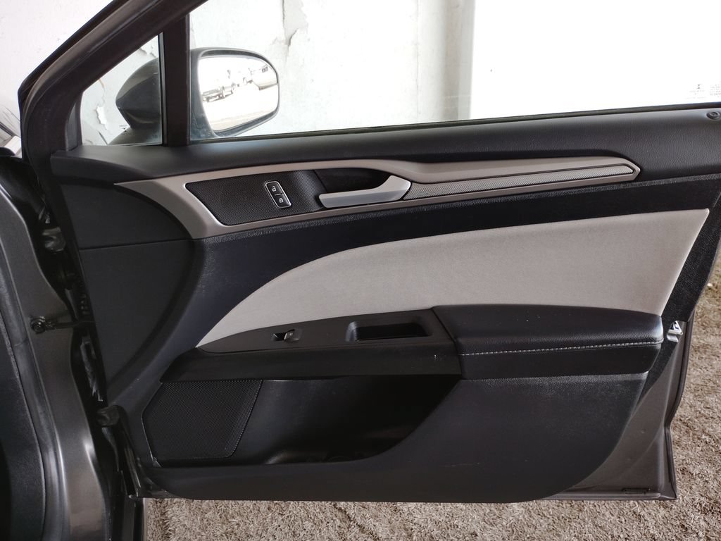 Used 2019 Ford Fusion SE FWD image 11