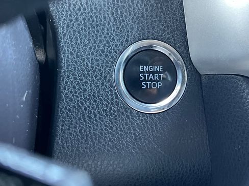 Used 2018 Toyota Highlander SE FWD image 29