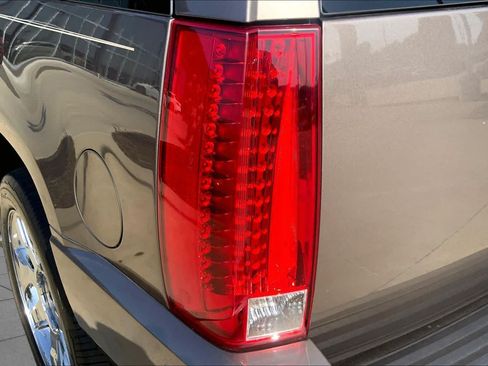 Used 2014 Cadillac Escalade Luxury RWD image 25