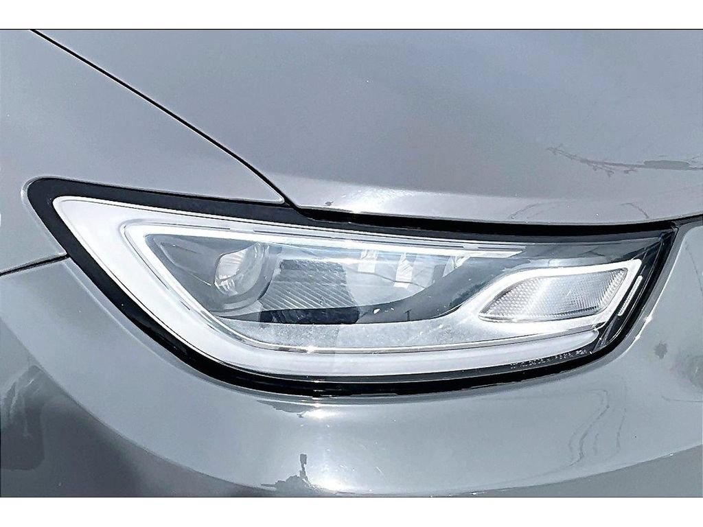 Used 2022 Chrysler Pacifica Touring-L FWD image 33