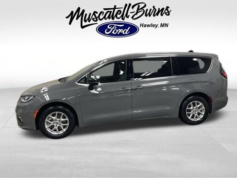 Used 2025 Chrysler Pacifica Select FWD image 4