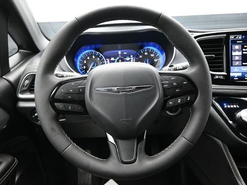 Used 2025 Chrysler Pacifica Limited FWD image 14