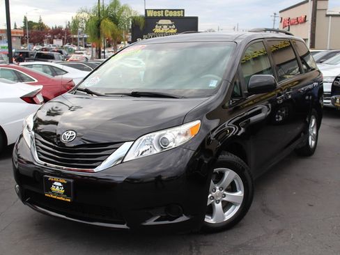 Used 2012 Toyota Sienna LE image 40