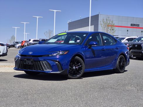 Used 2025 Toyota Camry SE image 1