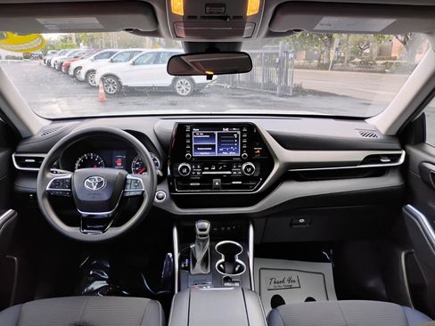 Used 2021 Toyota Highlander L image 14