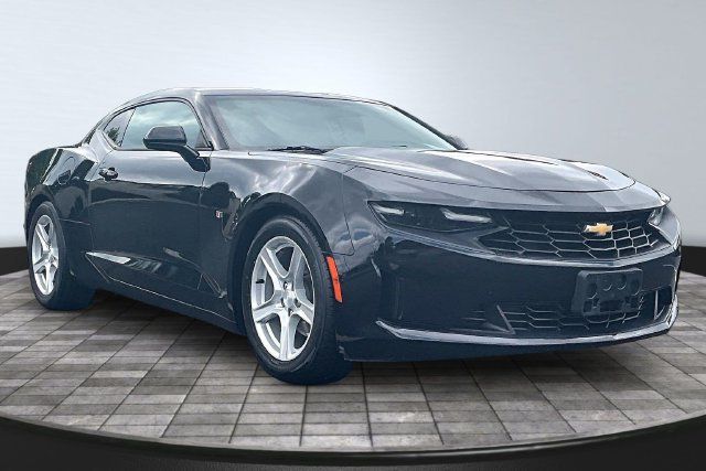 Used 2021 Chevrolet Camaro LT RWD image 3