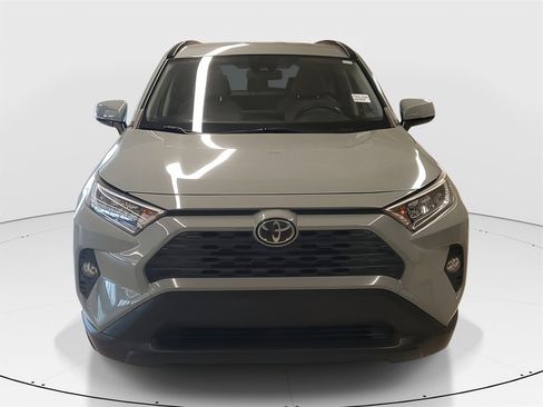 Used 2020 Toyota RAV4 XLE image 2