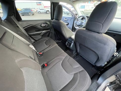 Used 2019 Jeep Cherokee Latitude w/ Popular Appearance Group FWD image 22