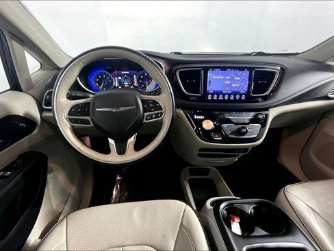 Used 2017 Chrysler Pacifica Limited w/ UConnect Theater Package FWD image 15