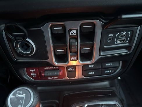 Used 2024 Jeep Gladiator Mojave w/ Technology Group image 11