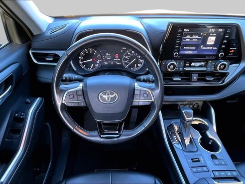 Used 2021 Toyota Highlander XLE AWD/4WD image 6