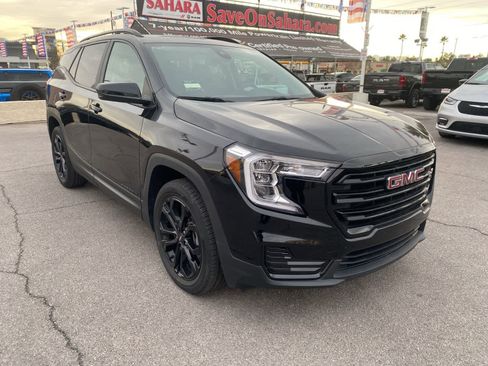 Used 2022 GMC Terrain SLE w/ Elevation Edition image 4