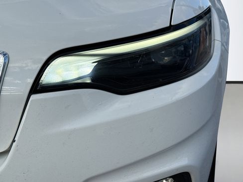 Used 2019 Jeep Cherokee Latitude Plus w/ Comfort/Convenience Group image 9